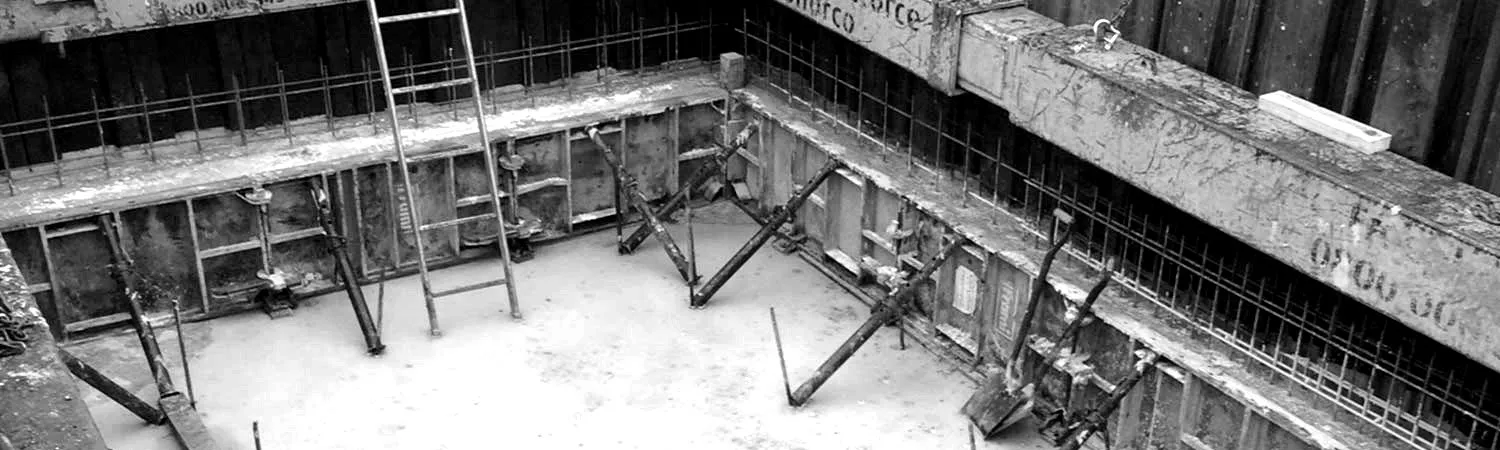 Deep propped formwork and reinforcement for a large concrete base