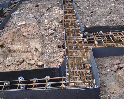 Reinforcement cage for a ground beam between steel edge forms, on made ground