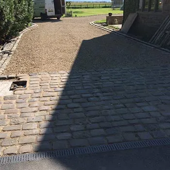 Driveway with a band of setts and a gravel surface
